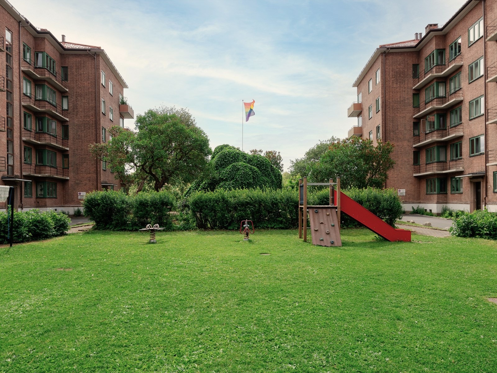 Borettslaget er spesielt kjent for sitt gode, rolige bomiljø, hyggelige naboer og et veldrevet styre. I tillegg til leiligheter består borettslaget av flere næringslokaler som leies ut og bidrar med inntekter til borettslaget. Galleribilde