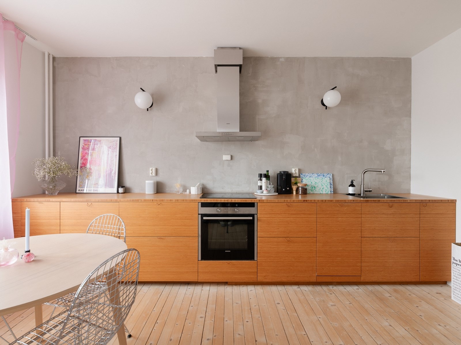 Svært innbydende og stilrent kjøkken, oppført nytt/flyttet i 2015. I innredningen er det integrert komfyr med induksjon platetopp, oppvaskmaskin og to kjøleskuffer. Galleribilde