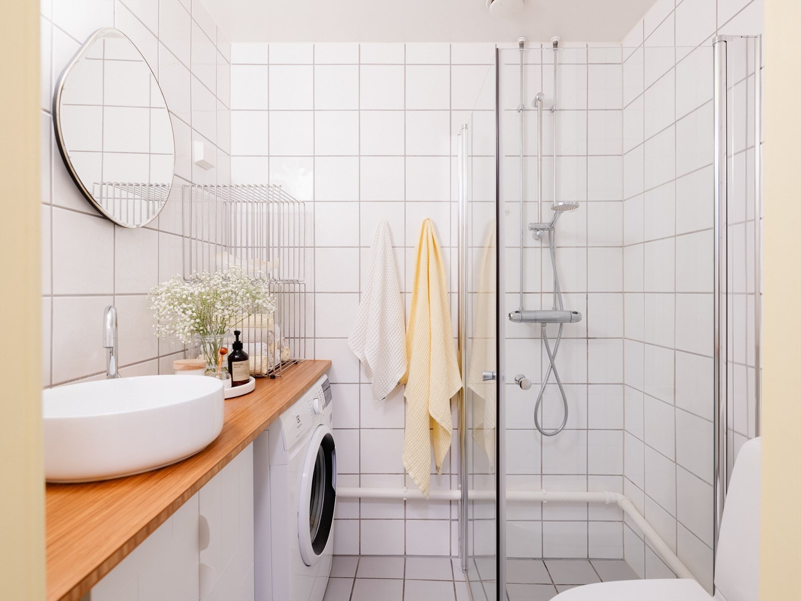 Badet har dusjhjørne med innfellbare glassdører. Det er også fellesvaskeri i borettslaget. Galleribilde