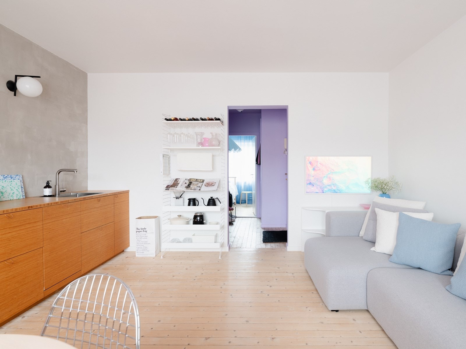 Kjøkkenet har gode arbeidsflater i benk, og godt med oppbevaringsplass i skuffer. Galleribilde