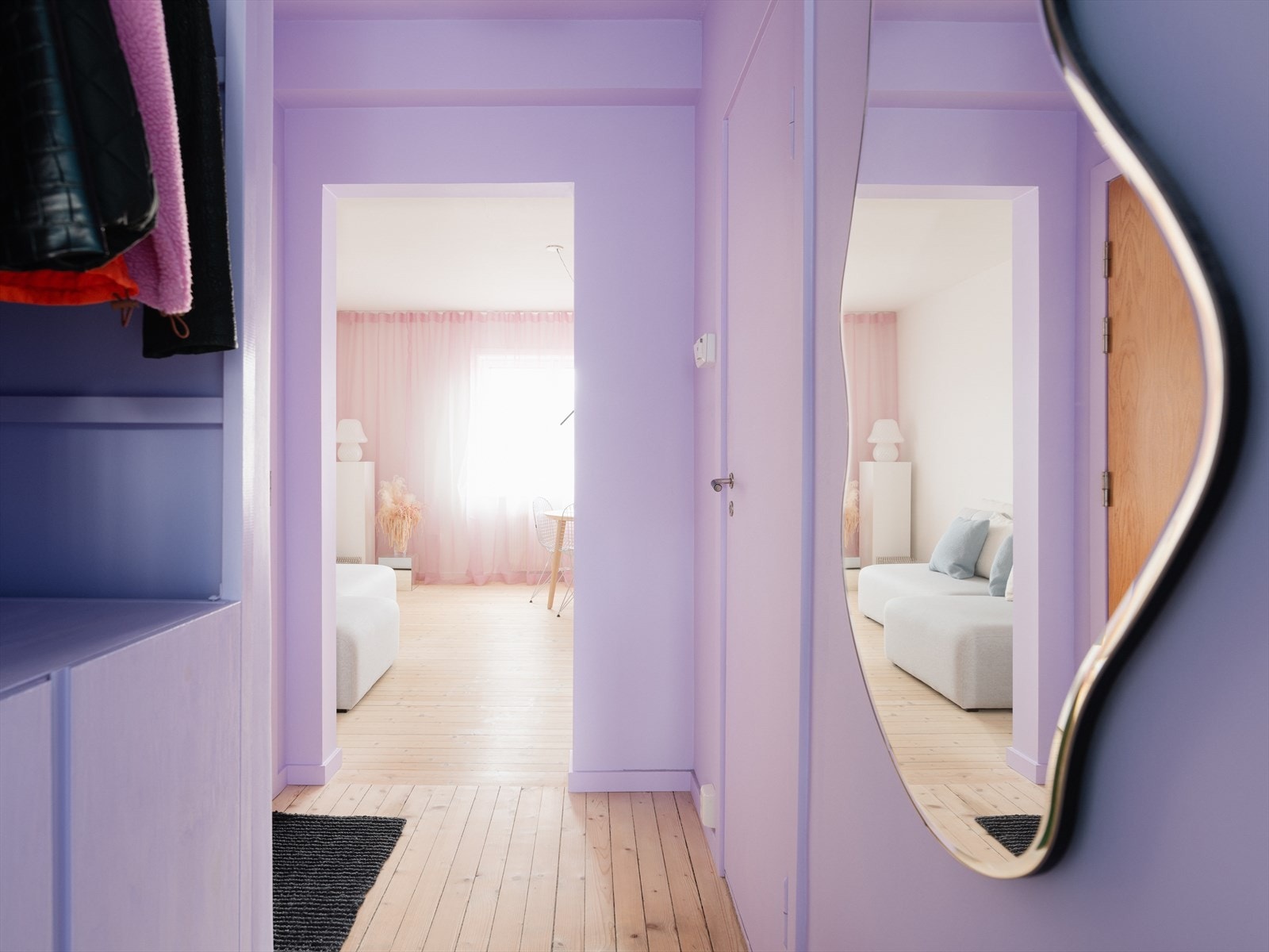 Sett fra entré/mellomgang mot stue. Baderom t.h. og inngangsparti t.v. Galleribilde