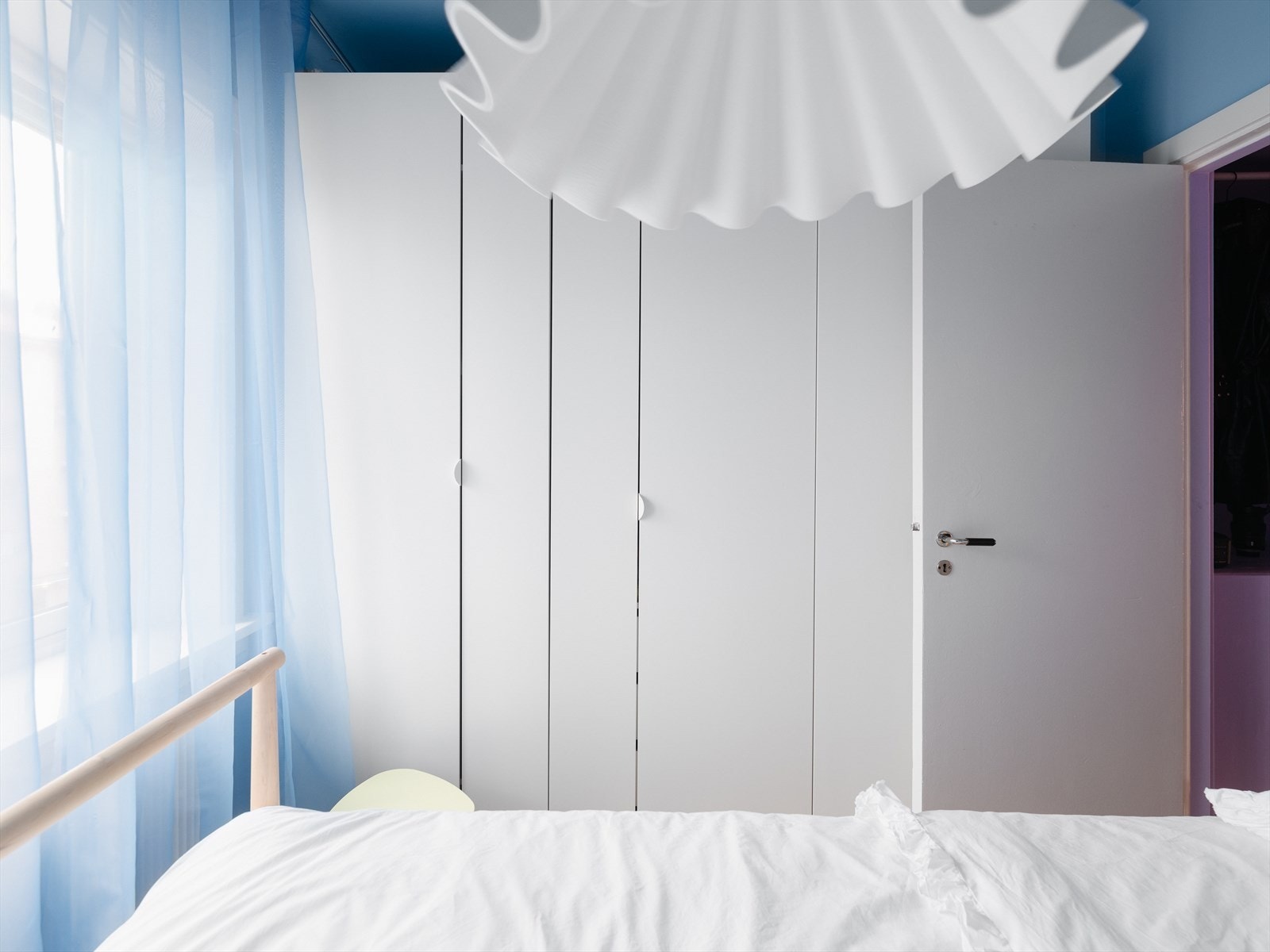 Rikelig med oppbevaringplass for klær og øvrig i stor garderobe (medfølger salget). Galleribilde