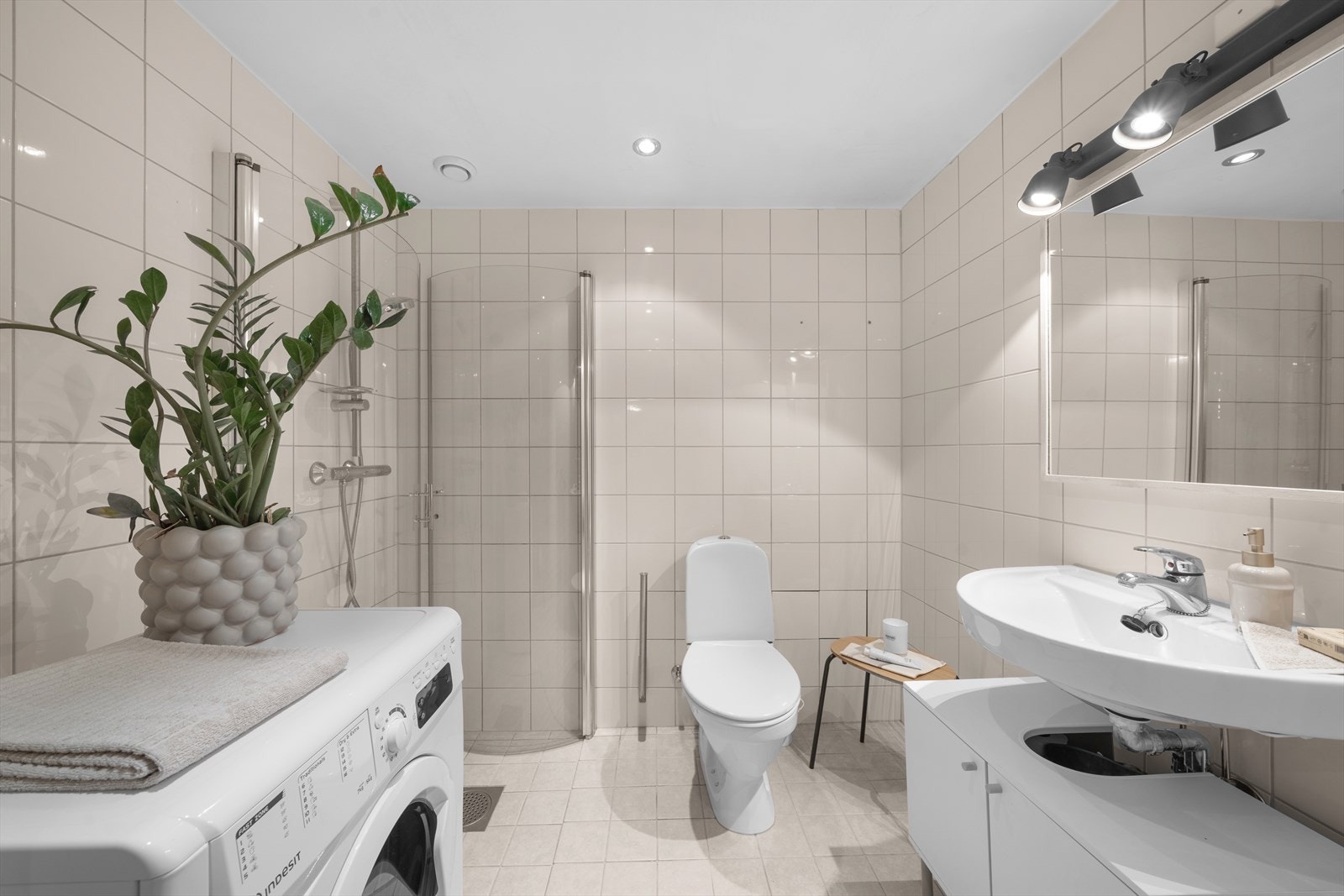 Pent flislagt baderom fra 2006 med varmekabler og dusjhjørne med glassdører. Galleribilde