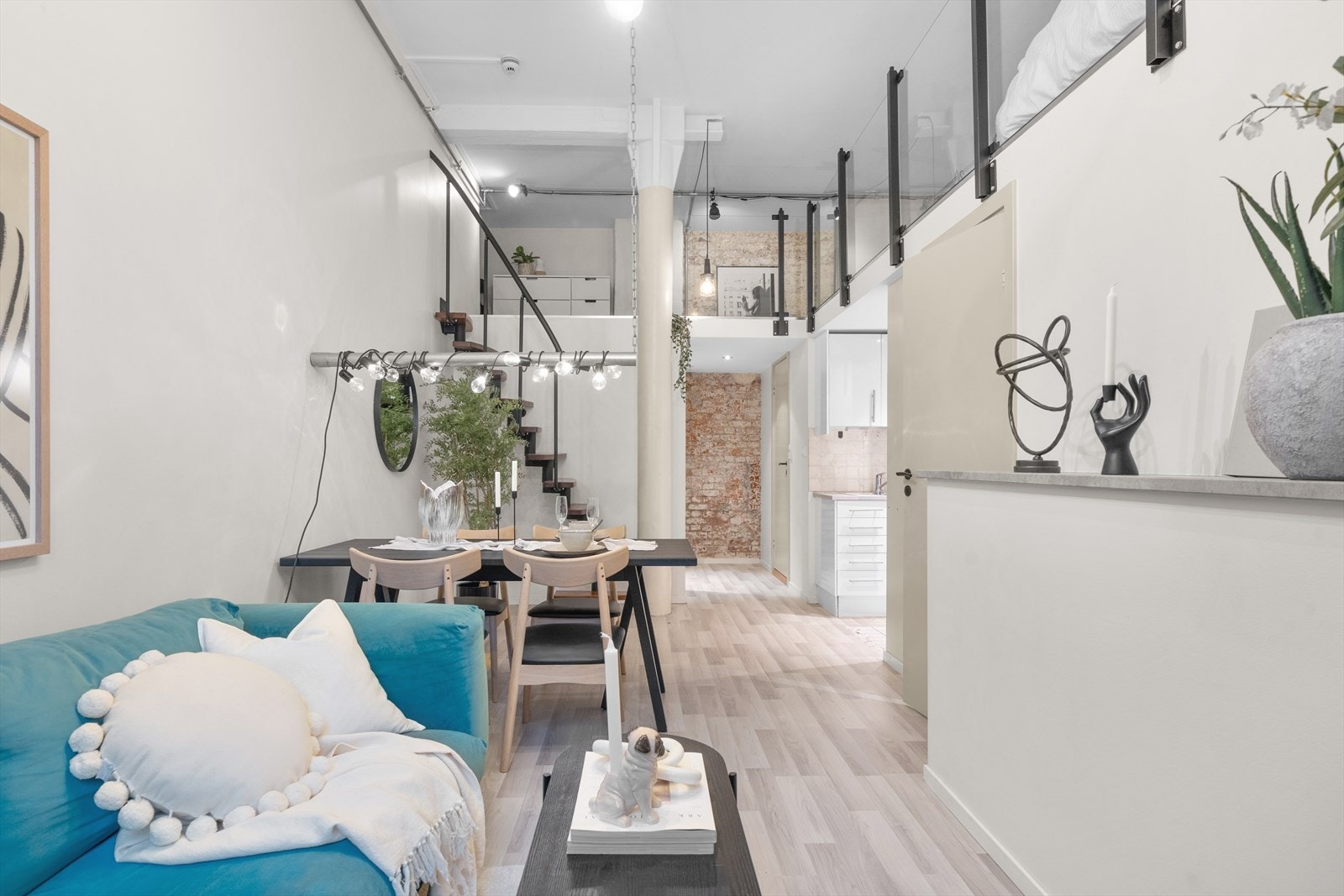 Det første som merkes i det du kommer inn i stuen er den gode takhøyden og det sjarmerende uttrykket. Galleribilde