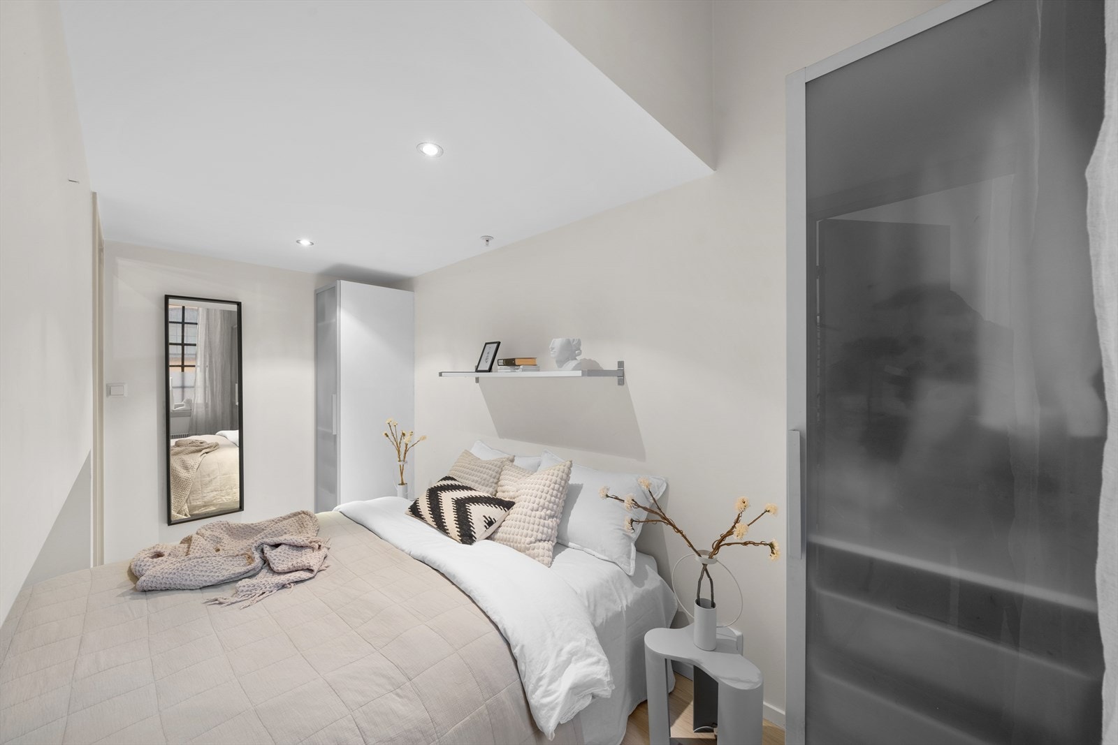 Soverommet har en Laila-løsning, hvor der er adkomst via 2 skyvedører. Galleribilde