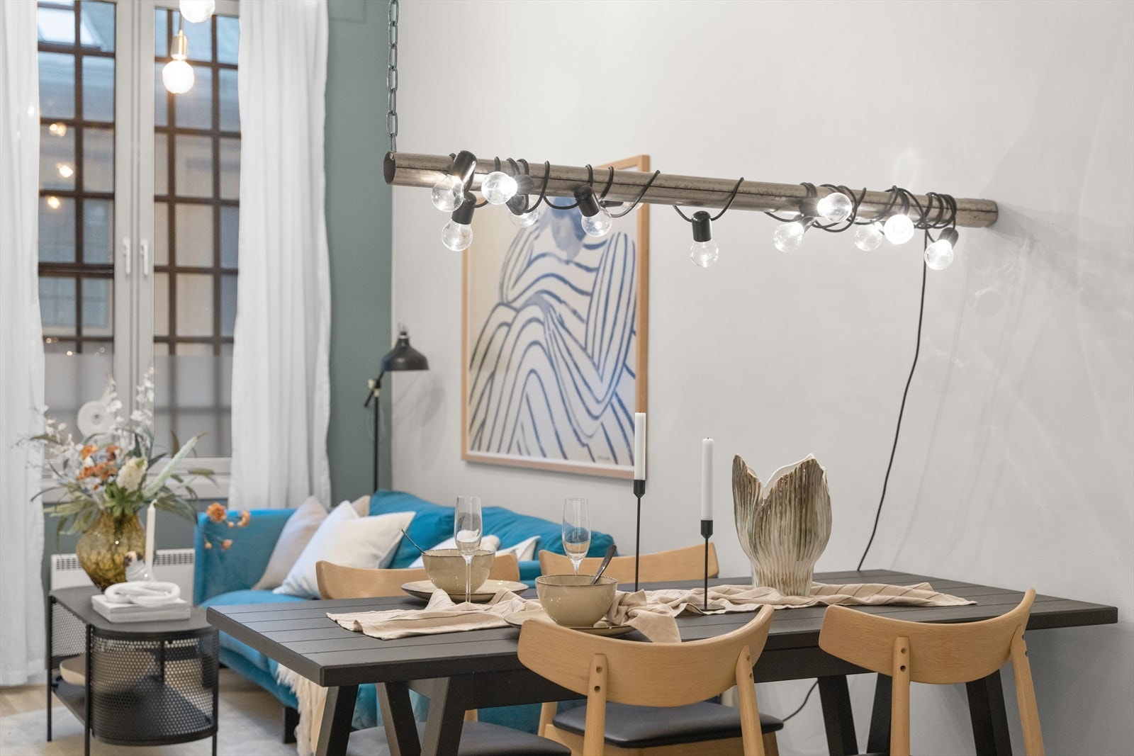 Stuen er av god størrelse, med plass til sofa, tilhørende bord, spisegruppe og annet ønskelig møblement. Galleribilde