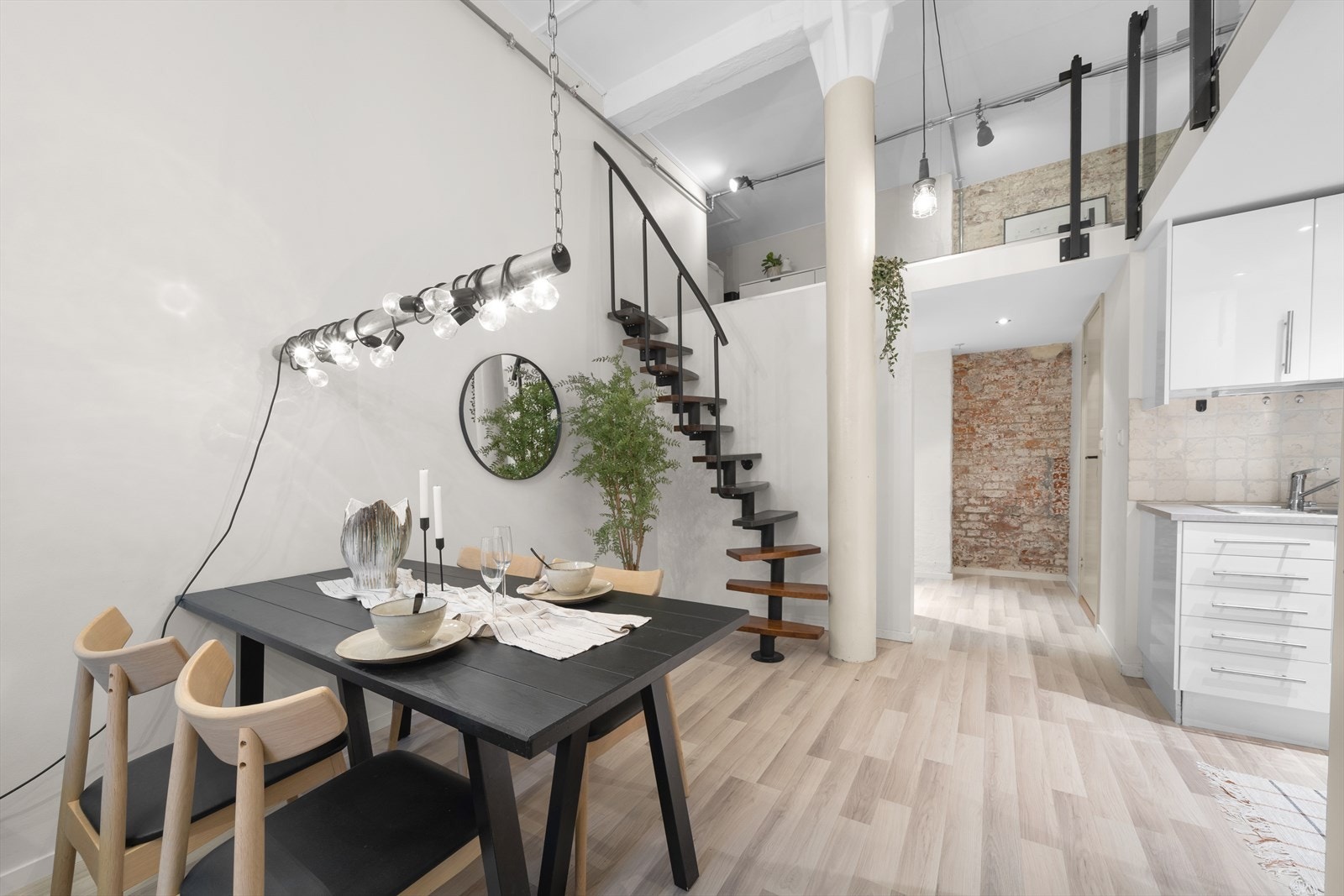 En elegant og pen trapp fra stuen tar deg direkte opp til hemsen. Galleribilde