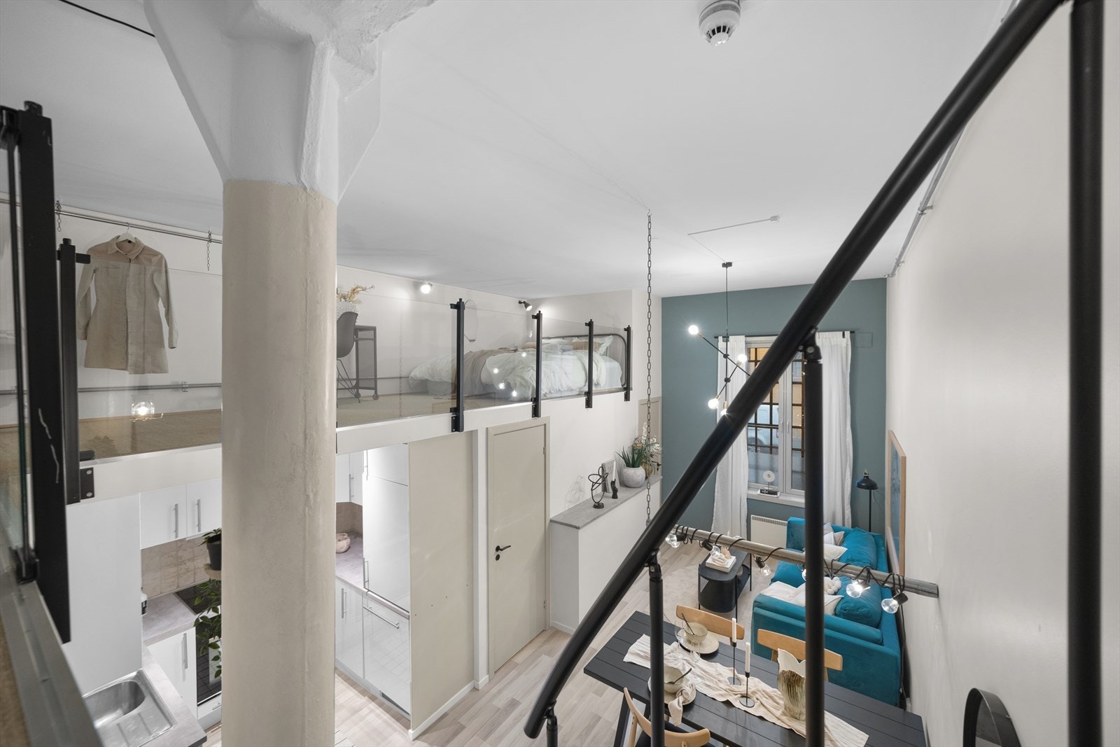 Det ble gjort en rekke moderniseringer av leiligheten i 2021/2022, hvor alle overflater ble malt, nytt gulv, nytt glassrekkverk på hemsen, osv. Galleribilde