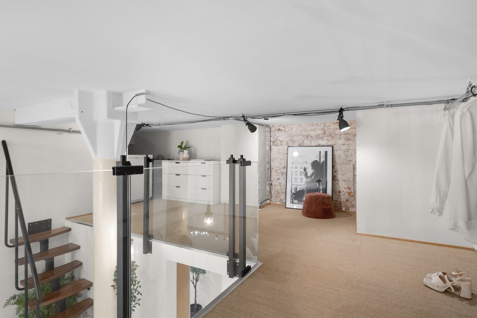 Arealeffektiv og fresh leilighet over 2 plan med takhøyde på over 4 meter! Galleribilde