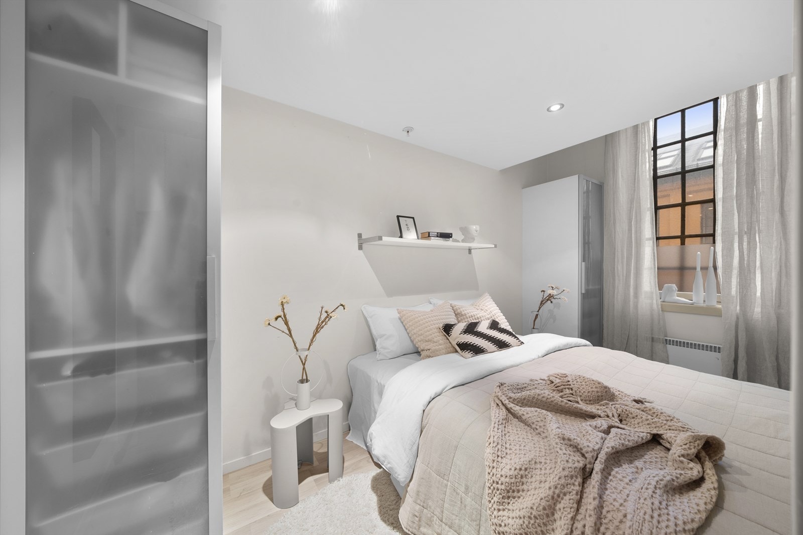 Delikat soverom malt i en lun og behagelig fargetone, med god plass til dobbeltseng, tilhørende nattbord og annet ønskelig møblement. Galleribilde