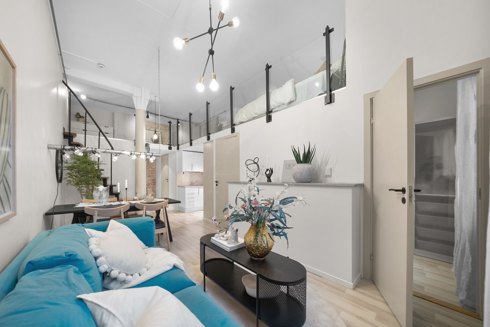 Fra stuen er det direkte adkomst til leilighetens soverom. Galleribilde