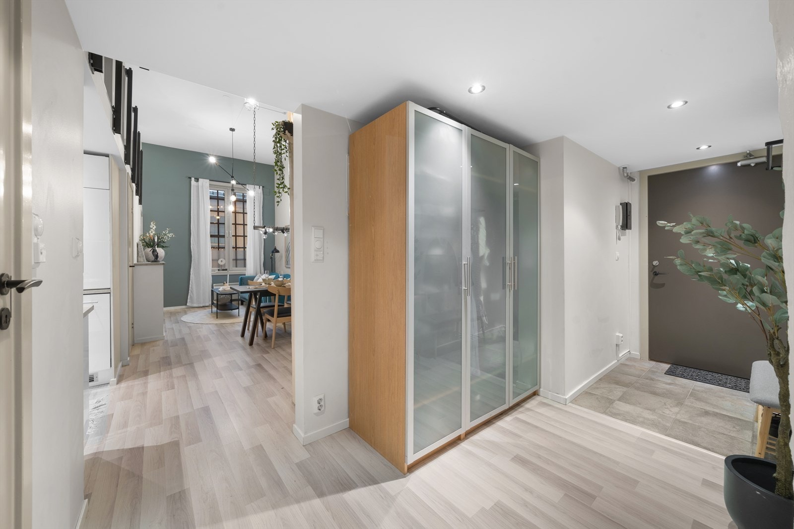 Romslig og praktisk entré med god plass til oppbevaring av yttertøy. Galleribilde