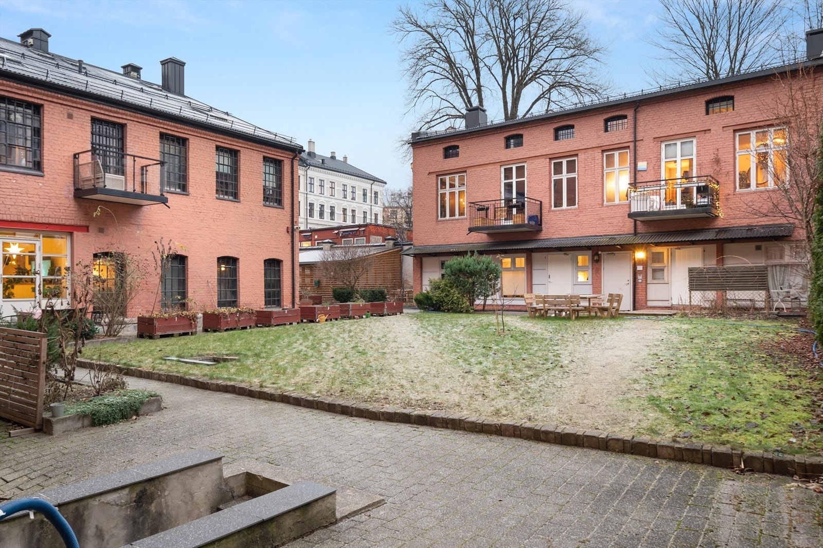 Borettslaget har en hyggelig bakgård med felles grill, sitteplasser, etc Galleribilde