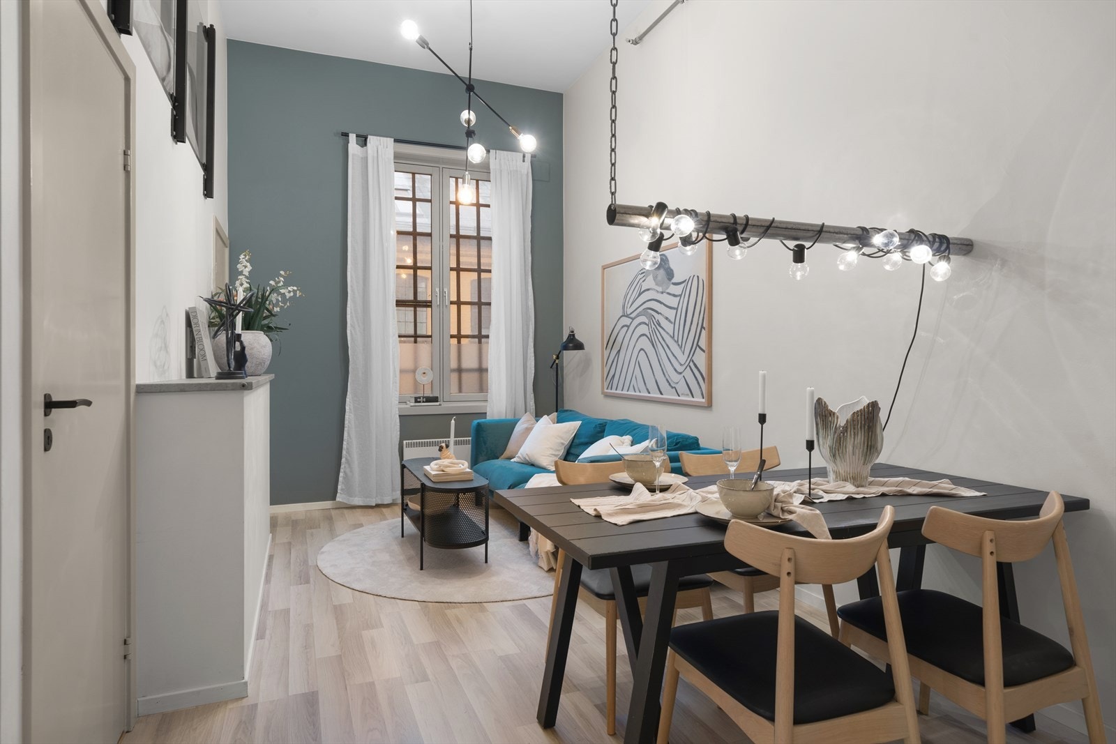 Lys og trivelig stue med store vindusflater. Galleribilde