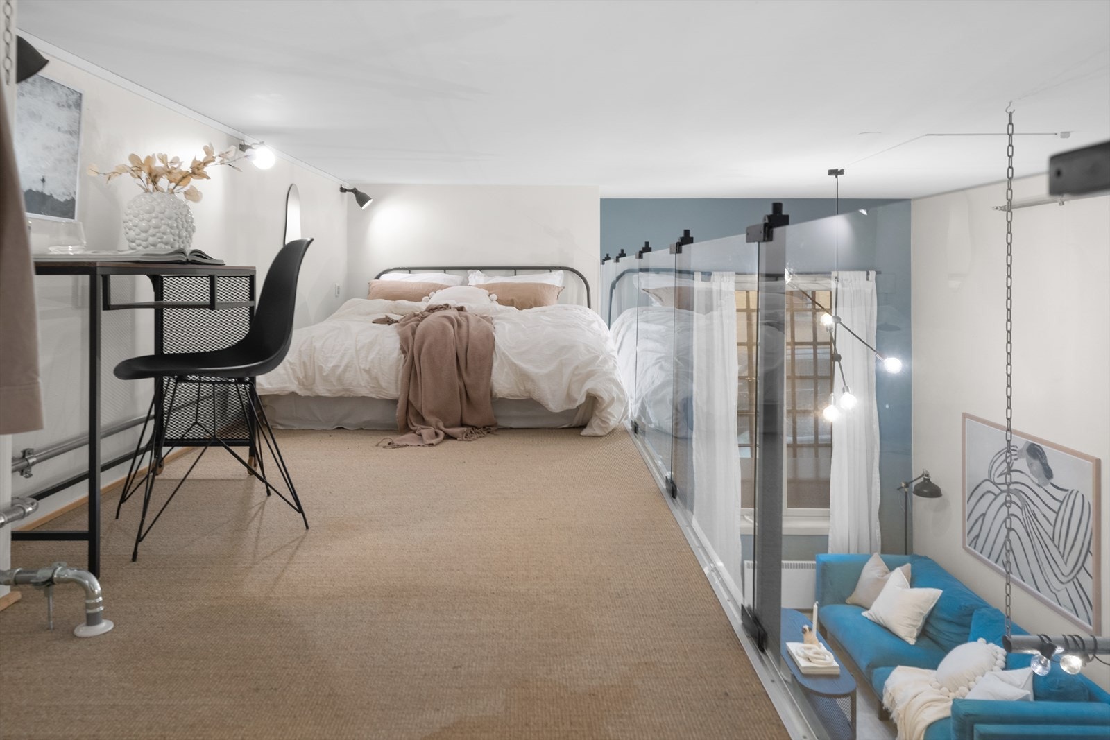 Hemsen har et gulvareal på ca. 20kvm og har derfor plass til seng, skrivepult og annet ønskelig møblement. Galleribilde