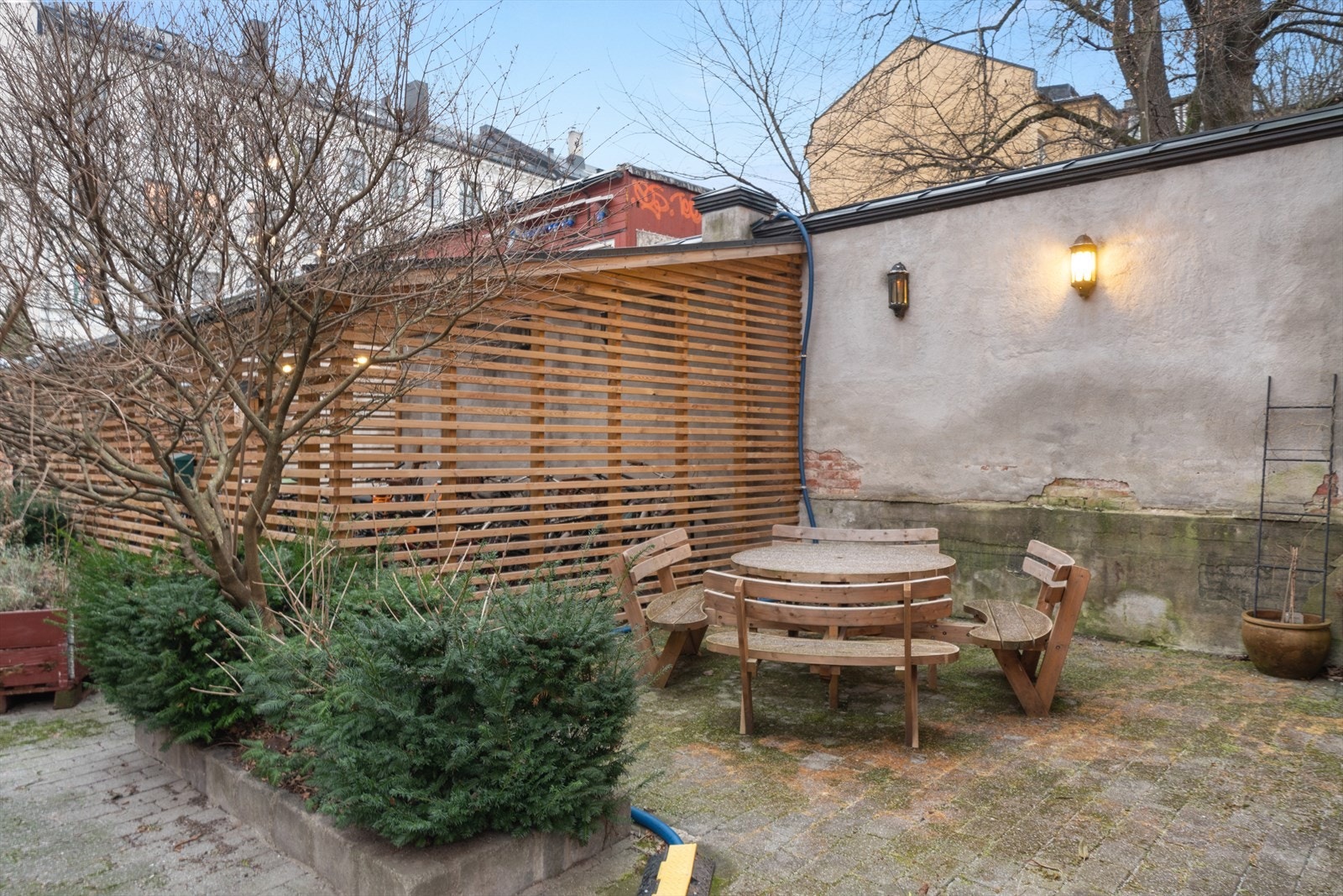 Her kan man nyte varmere dager i en pent opparbeidede fellesarealer. Galleribilde