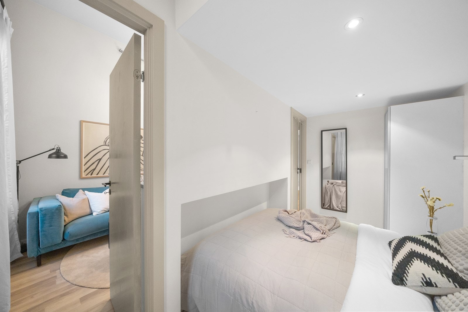 Rommet oppleves som lyst og innbydende på grunn av mye naturlig lyssinslipp! Galleribilde