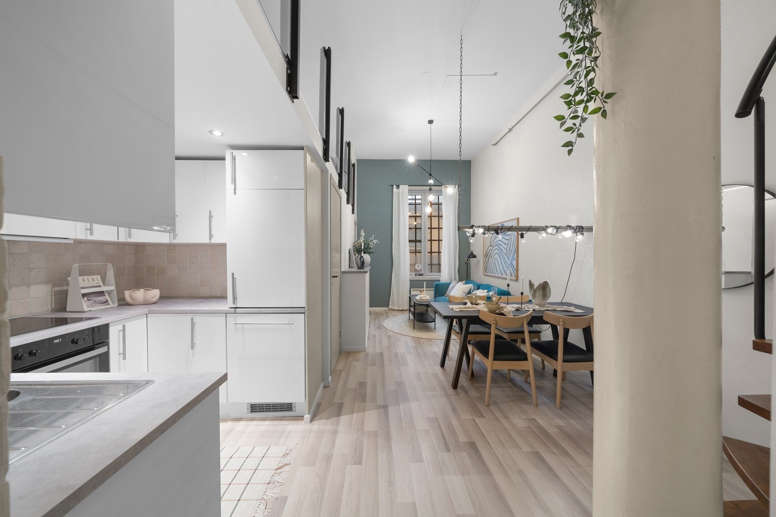 Stuen er pen med en delvis åpen kjøkkenløsning. Galleribilde