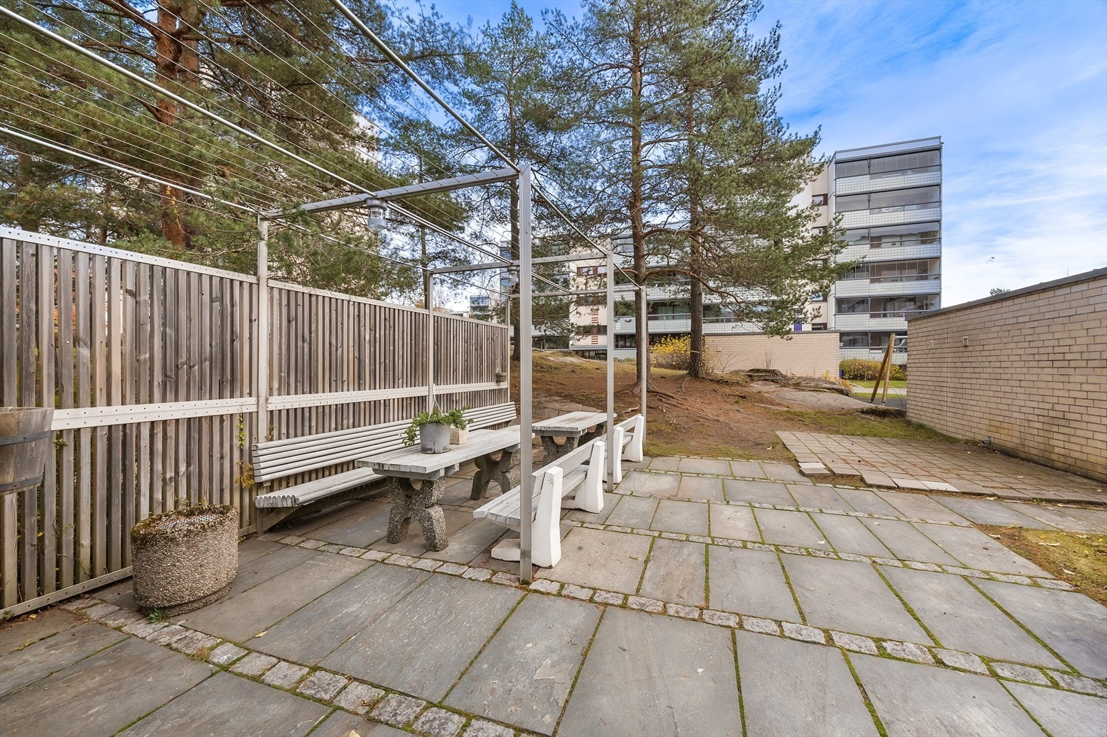 Felles uteområde med sitteplasser og grøntareal. Galleribilde