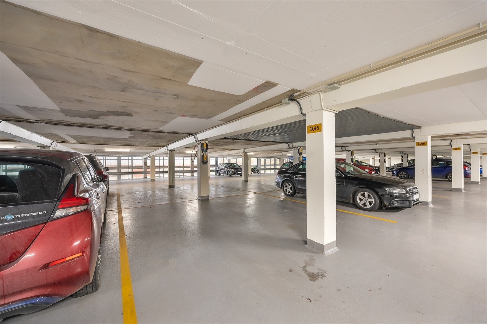 Parkeringskjeller med ladestasjoner for elbil. Galleribilde
