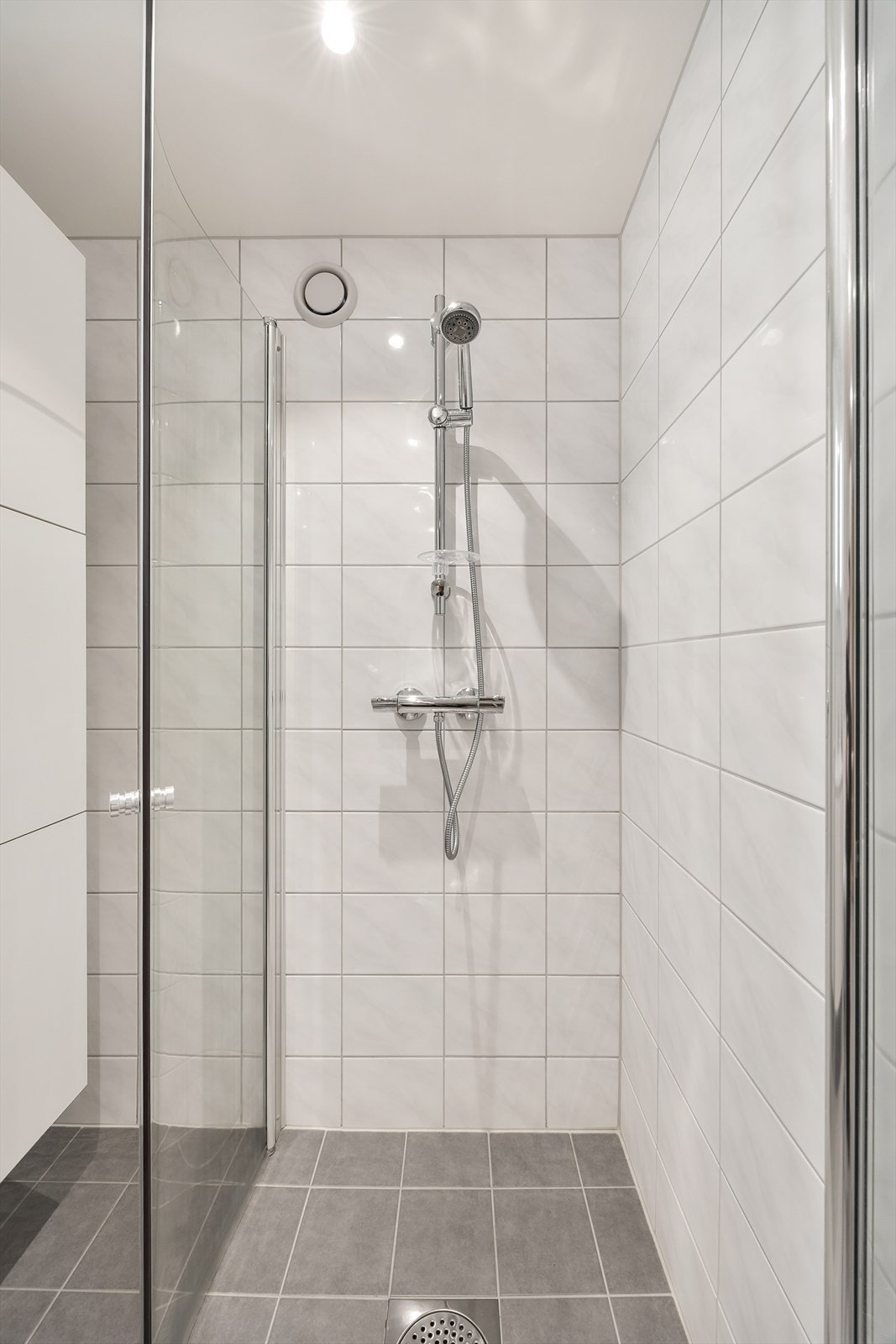 Dusjkabinett med praktisk design. Galleribilde