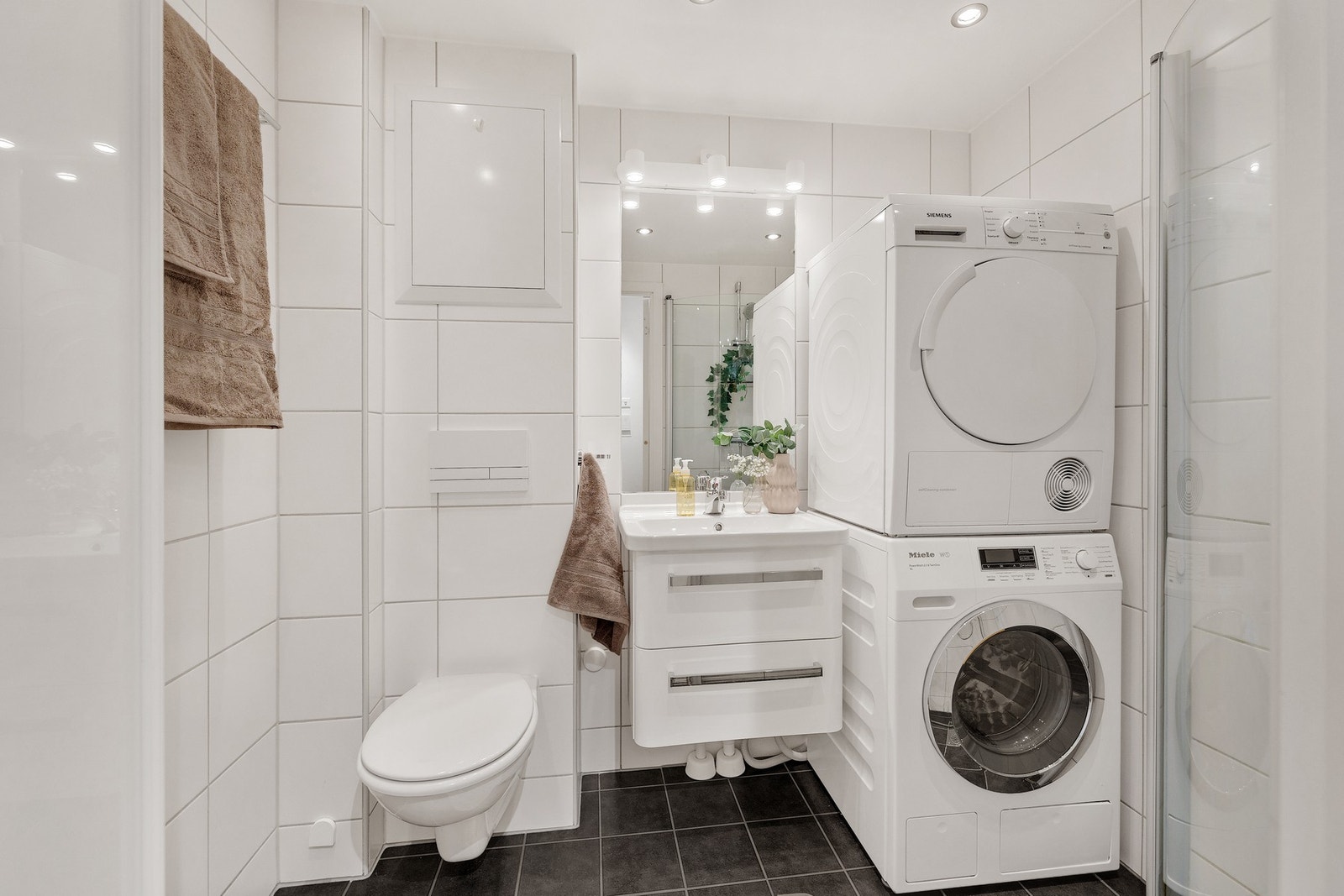 Delikat og pent flislagt bad fra 2012. Badet ble pusset opp i regi av borettslaget. Galleribilde