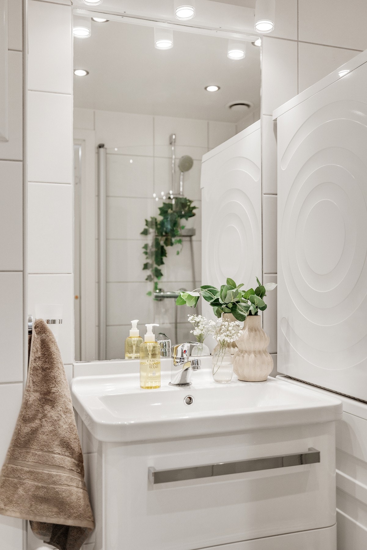 Badet har innredning med nedfelt servant. Galleribilde