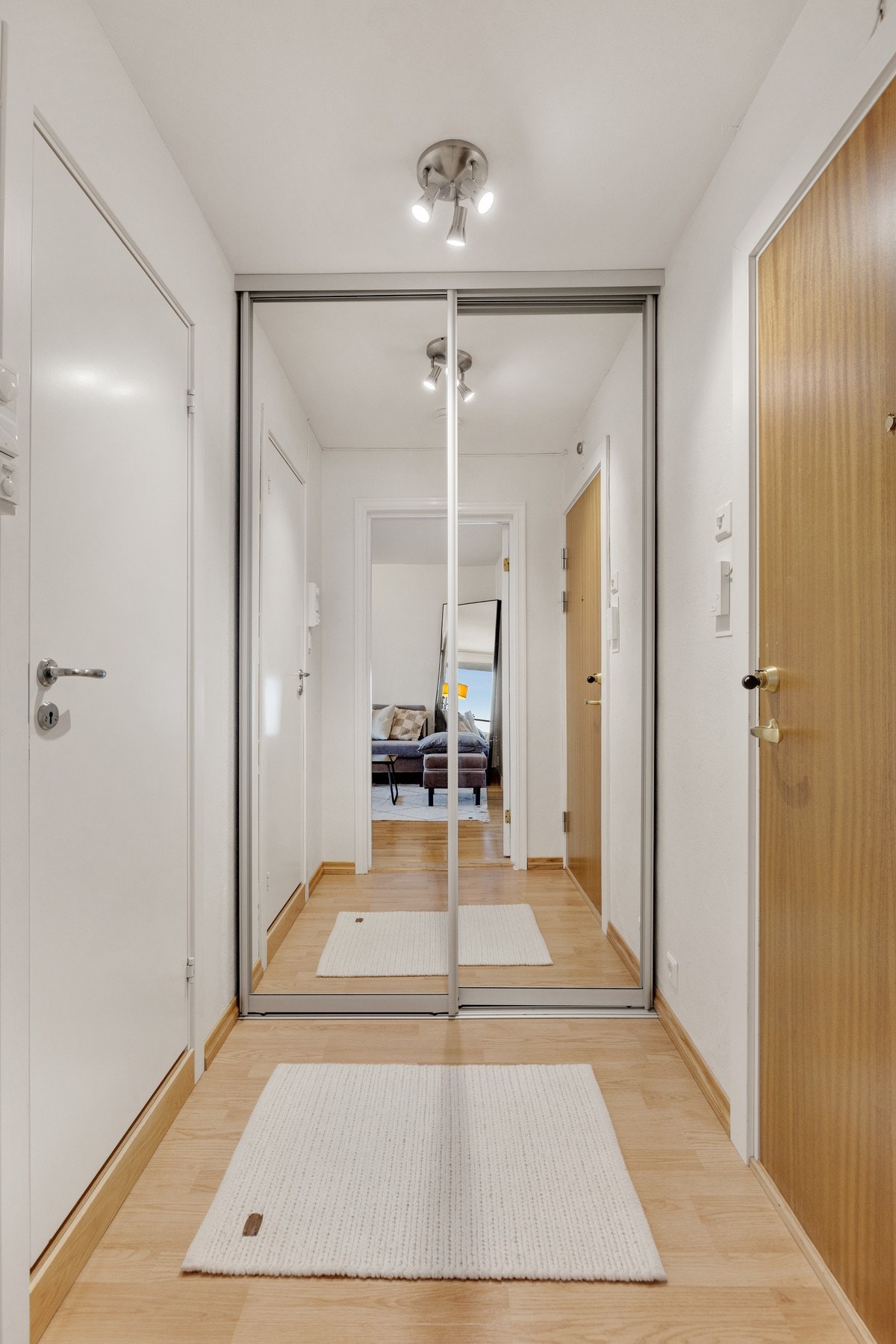 Entré med praktisk garderobe med god plass til yttertøy og sko. Galleribilde