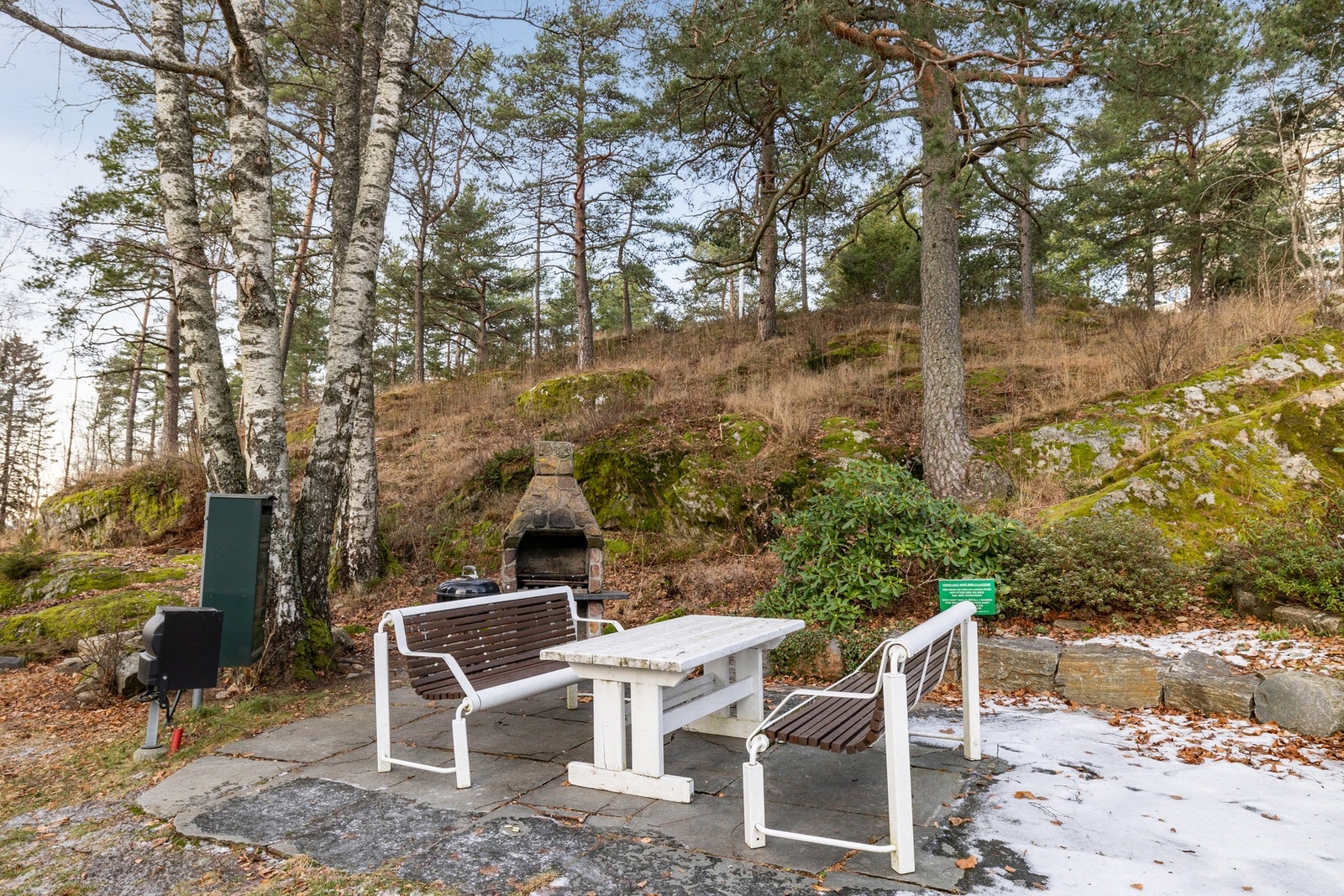 Området er pent opparbeidet med sittebenker. Galleribilde