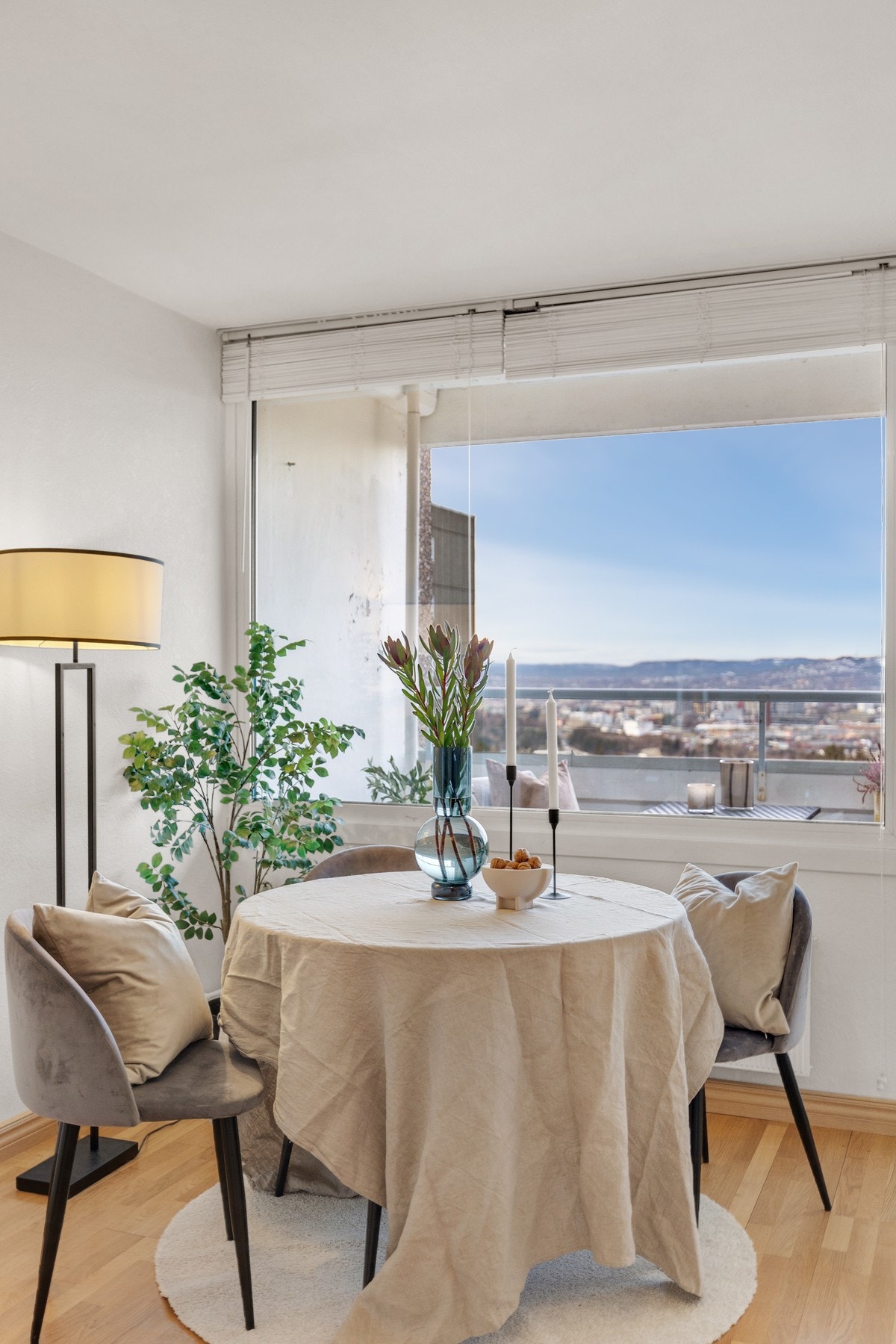 Plass til et koselig spisebord hvor man kan nyte et herlig måltid med venner og familie. Galleribilde