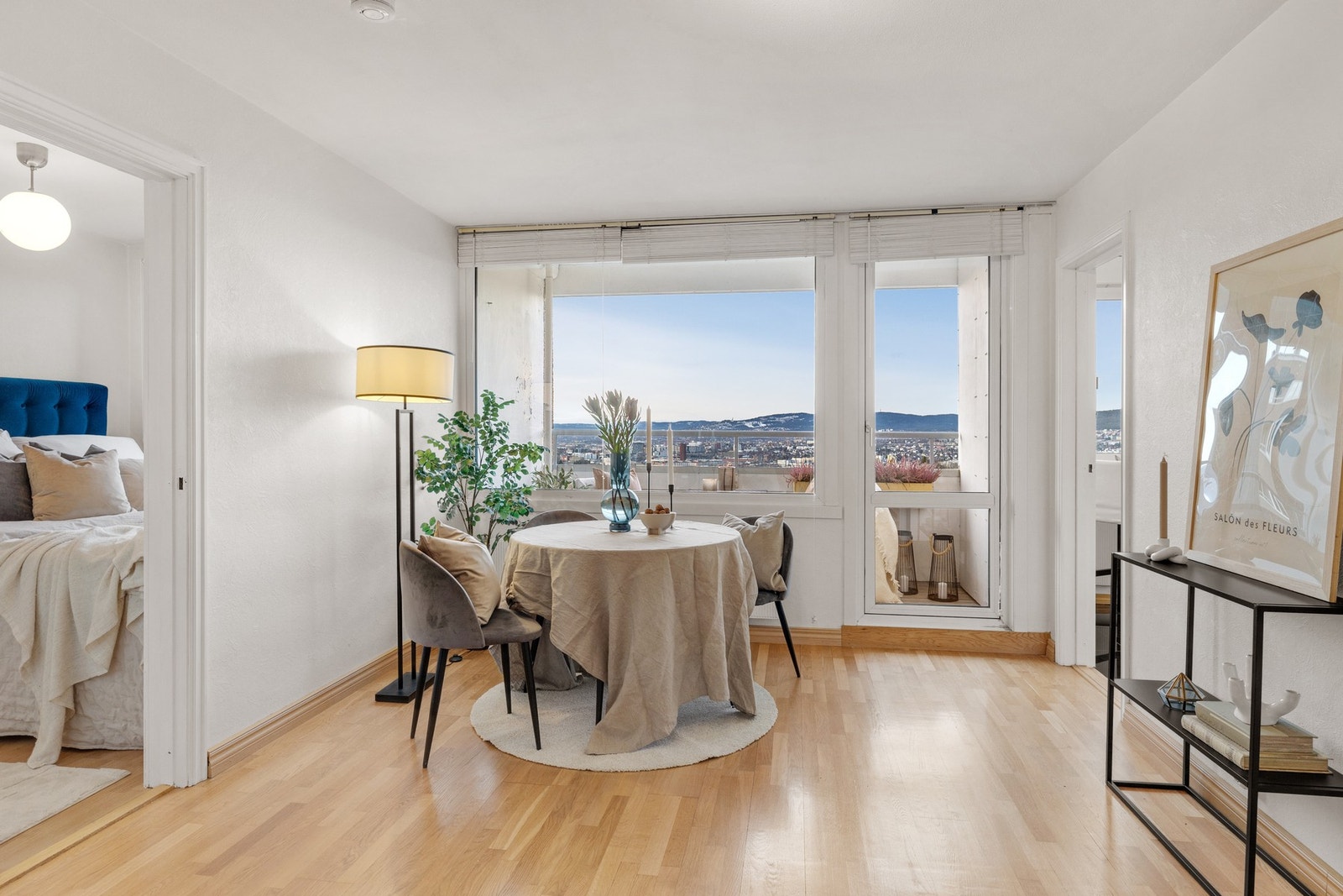 Lekker stue med god plass til ønsket møblement som sofa og tv-bord. Galleribilde