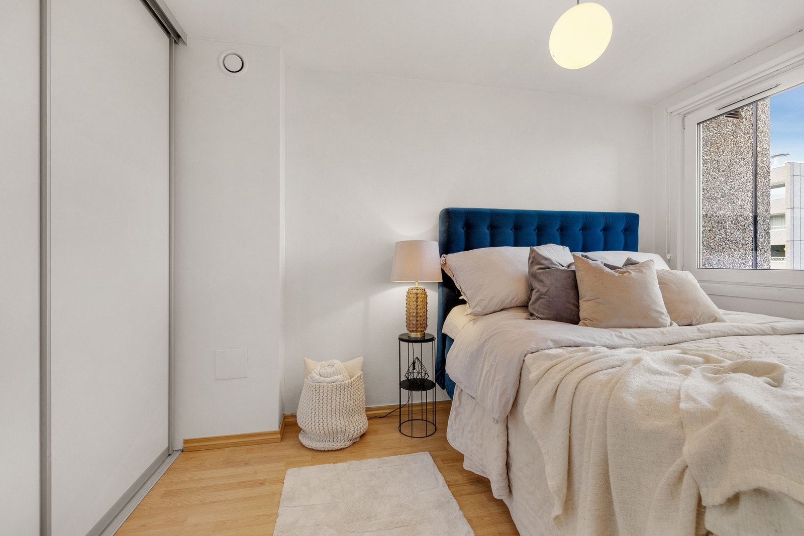 Stort vindu som slipper inn godt med naturlig lys. Galleribilde
