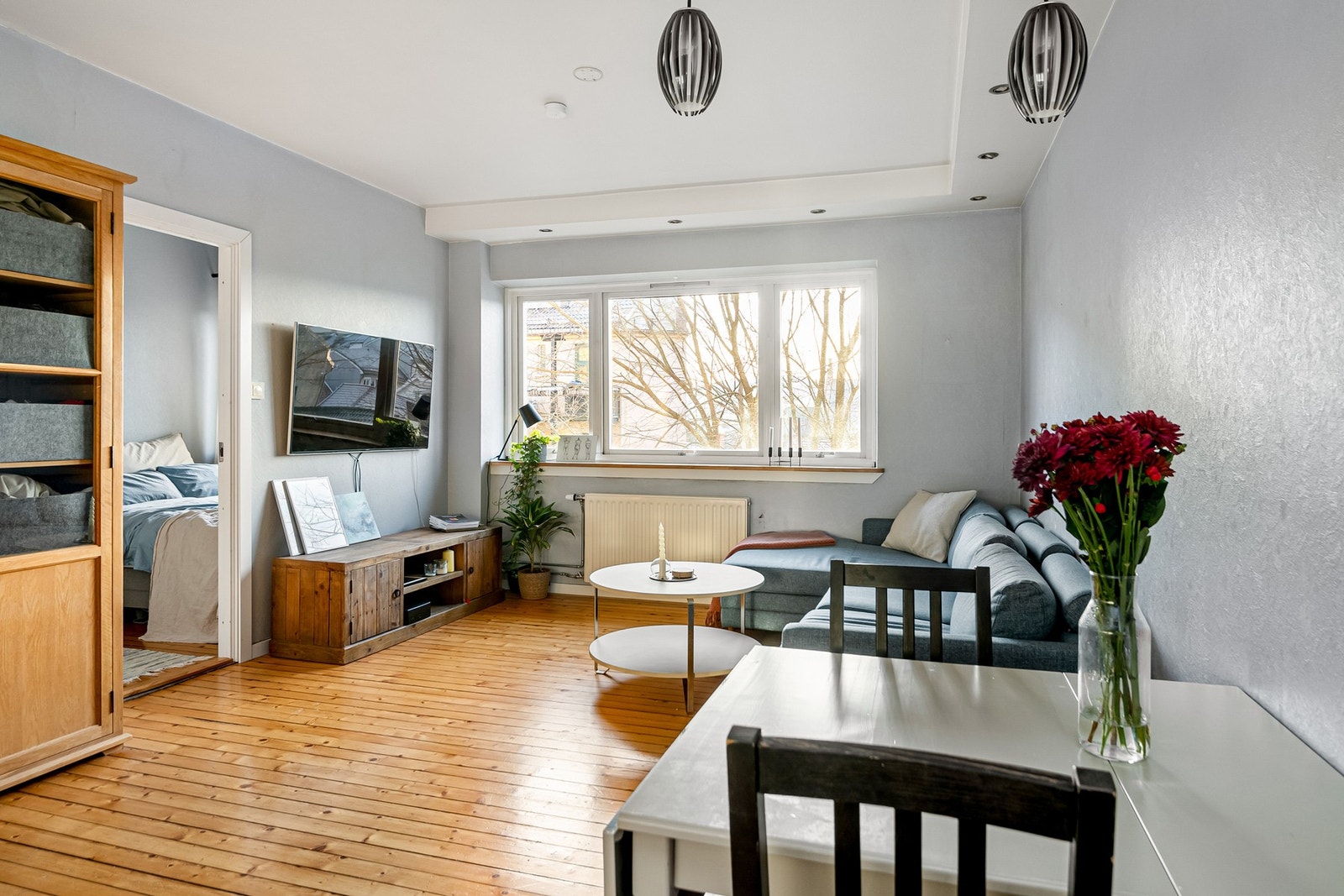 Rommet byr på gode innredningsmuligheter for både sofa, mediemøblement og spisebord. Galleribilde