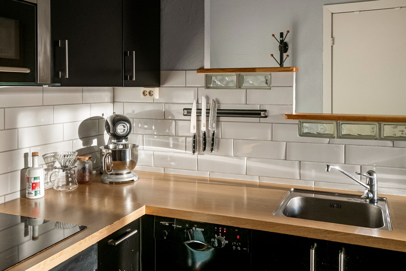 Kjøkkenet er utstyrt med integrerte hvitevarer, inkludert induksjonstopp, stekeovn, oppvaskmaskin og kjøleskap med frysedel. Galleribilde