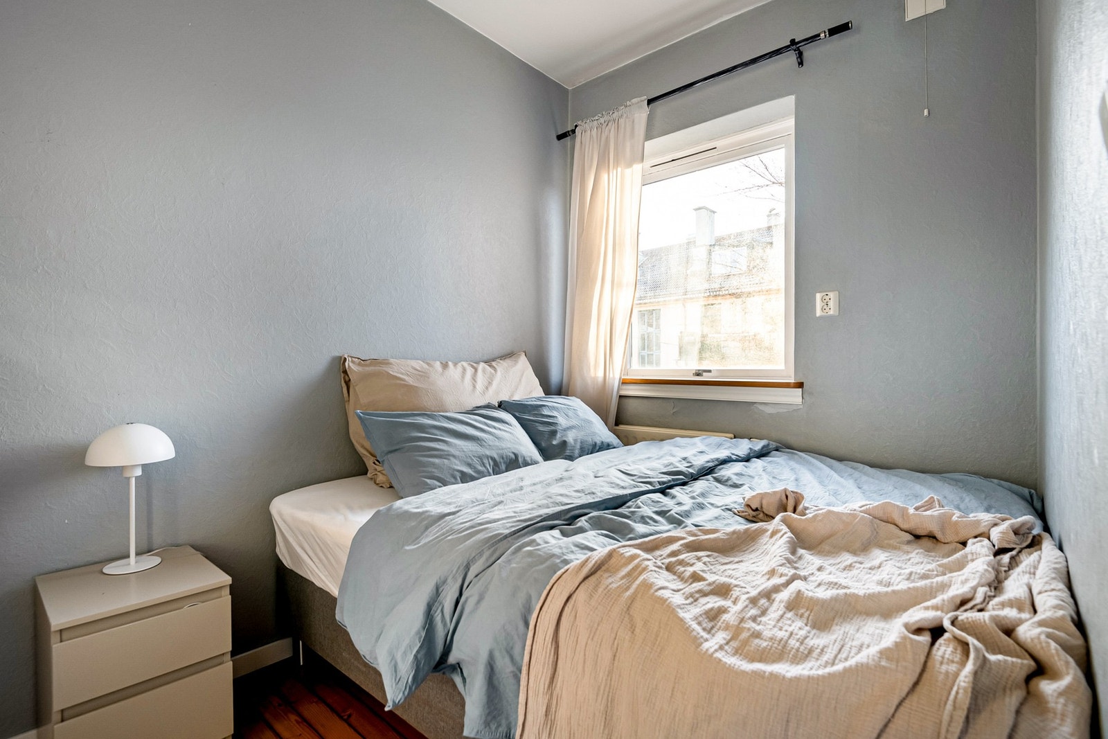 Soverommet er romslig og innbydende, med et furugulv og malte, tapetserte vegger som gir en behagelig atmosfære. Galleribilde