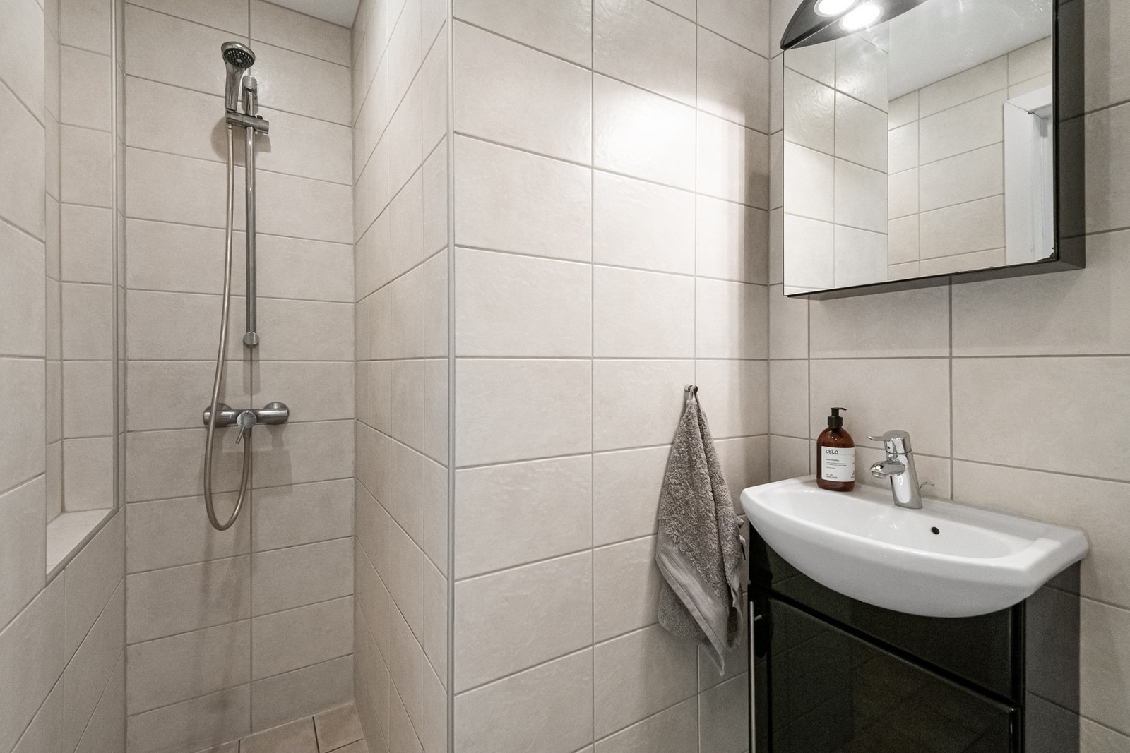 Badet er utstyrt med servantinnredning, toalett, dusjnisje og opplegg for vaskemaskin. Merk at dusjnisjen er innlemmet i badet i senere tid, og er definert til "bod" i godkjente byggetegninger. Galleribilde