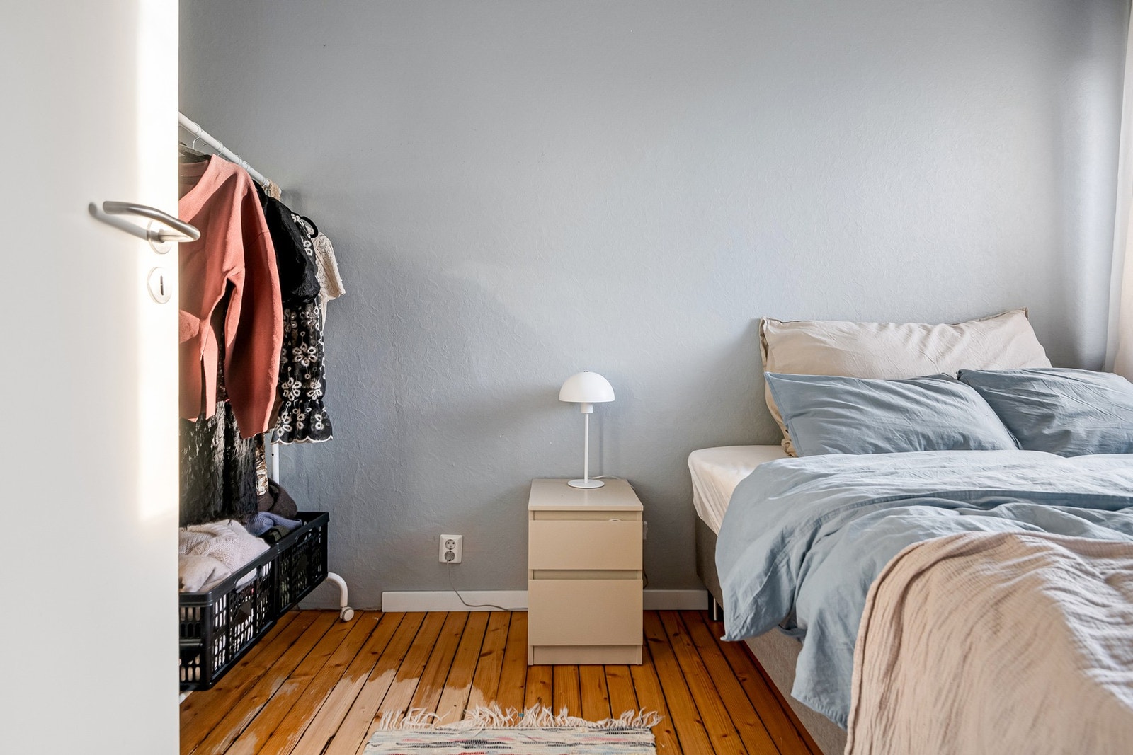 God plass til å etablere en praktisk garderobeløsning, slik at oppbevaring kan organiseres effektivt. Galleribilde