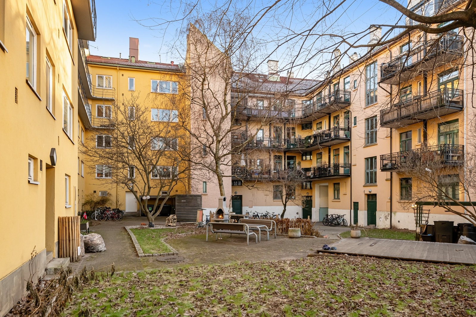 Beboerne tilgang til en frodig bakgård som innbyr til avslapning på fine dager. Galleribilde