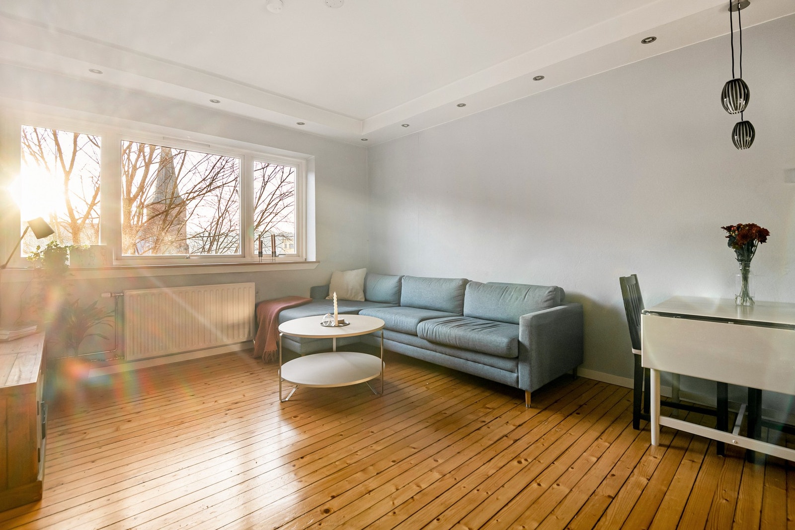 Stuen er et lyst og innbydende rom med originale furugulv som gir en varm og naturlig atmosfære. Galleribilde