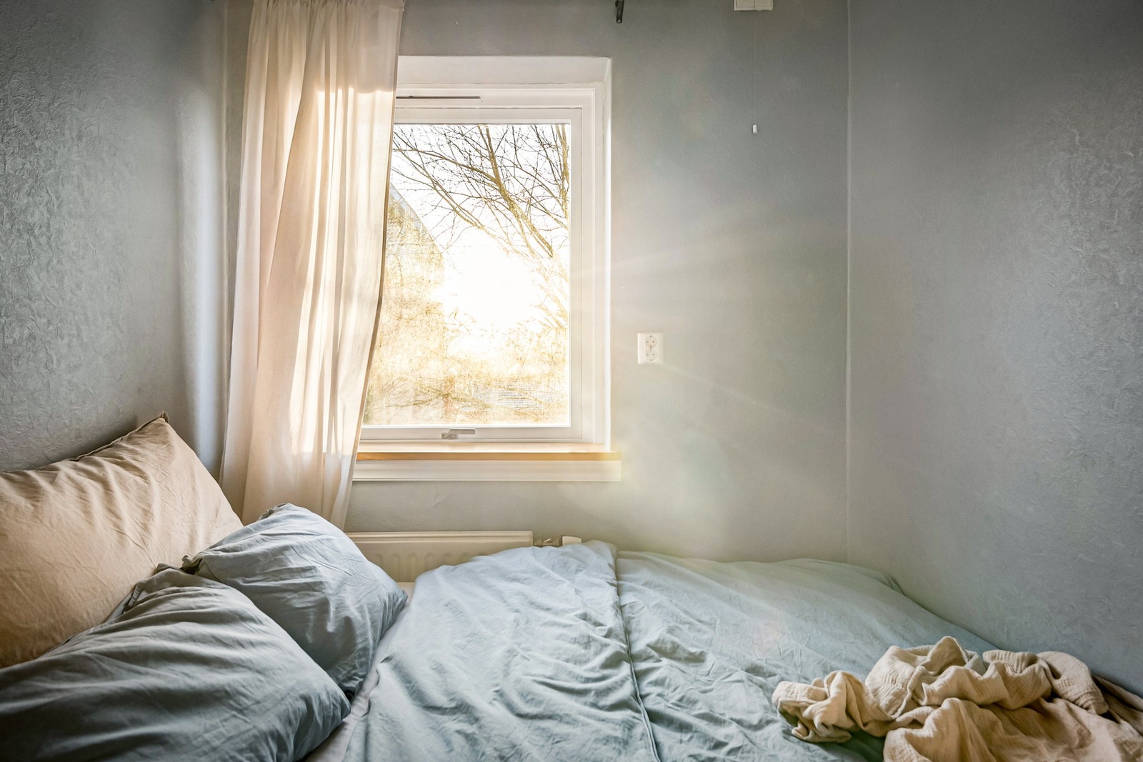 Det store vinduet slipper inn rikelig med naturlig lys, noe som skaper en lys og luftig følelse i rommet. Galleribilde