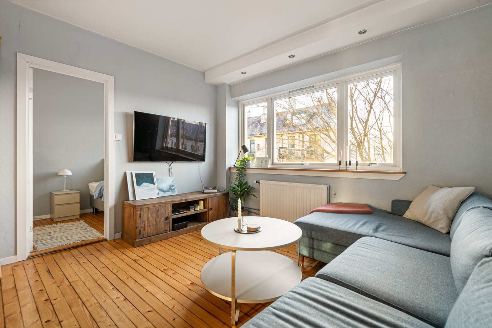 Store vindusflater gir godt med sollys inn i boligen. Galleribilde