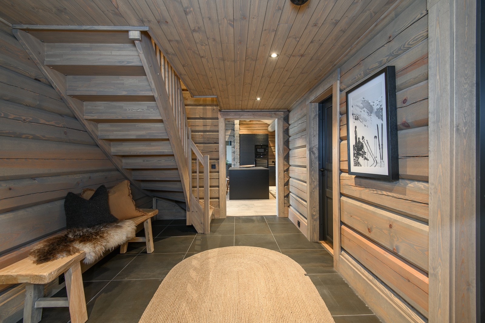 Du blir møtt av et hyggelig inngangsparti med god plass til å henge fra seg jakken, samt sette fra seg skoene. Galleribilde