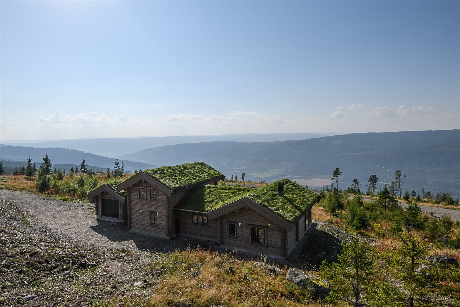 Hyttefeltet er fortsatt under utvikling. Det gjøres oppmerksom på at det er ubebygde tomter rundt hytta som vil påvirke utsikten fra hytta. Galleribilde