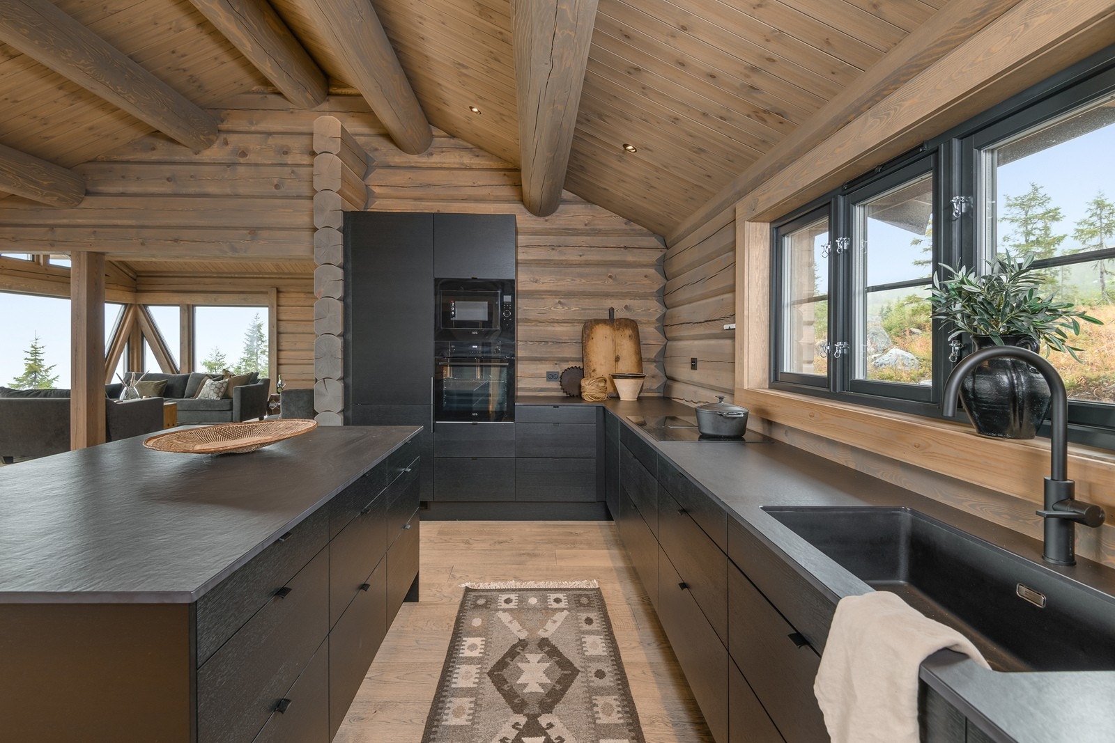 Moderne og tidsriktig kjøkkeninnredning fra HTH med sorte fronter og Dekton benkeplate. Galleribilde