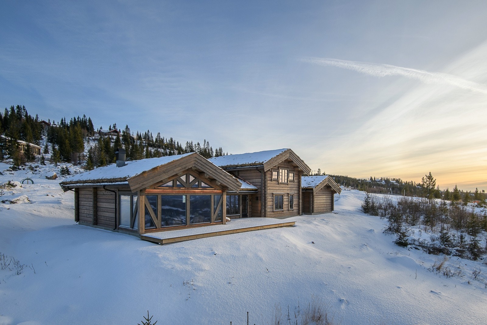 Vestvendt terrasse med utgang fra stue/spisestue. Galleribilde