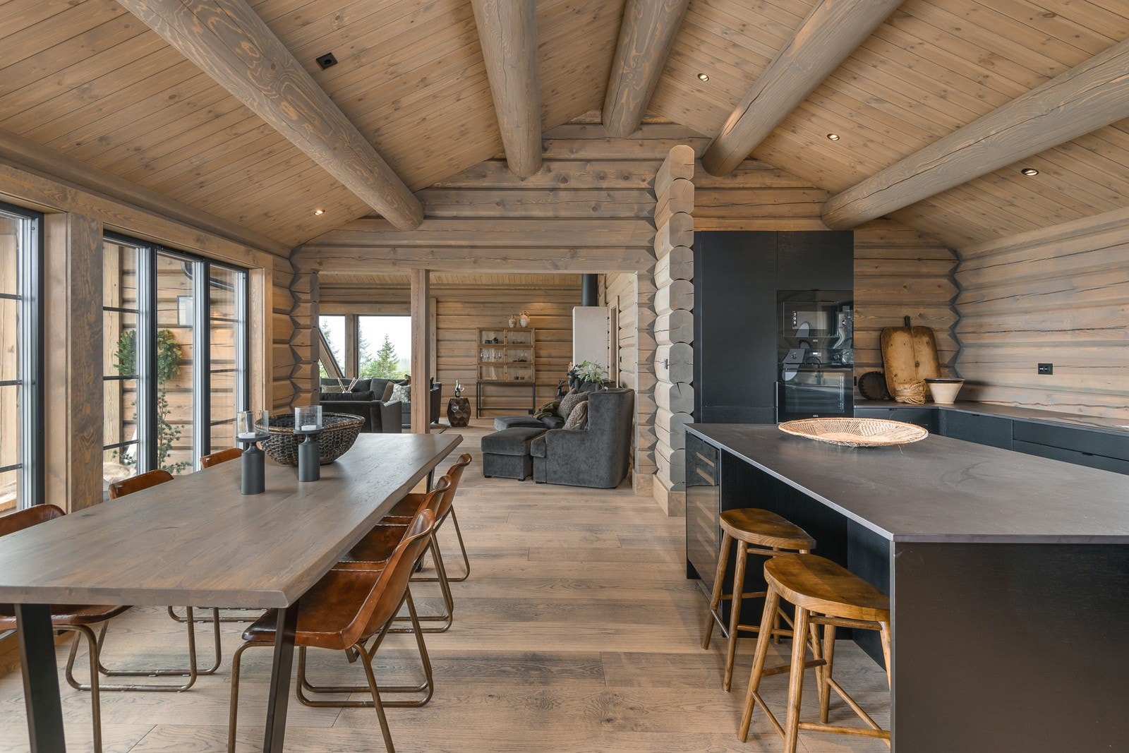 Med stue og kjøkken i ett blir det både gøy og sosialt å kokkelere på kjøkkenet. Galleribilde