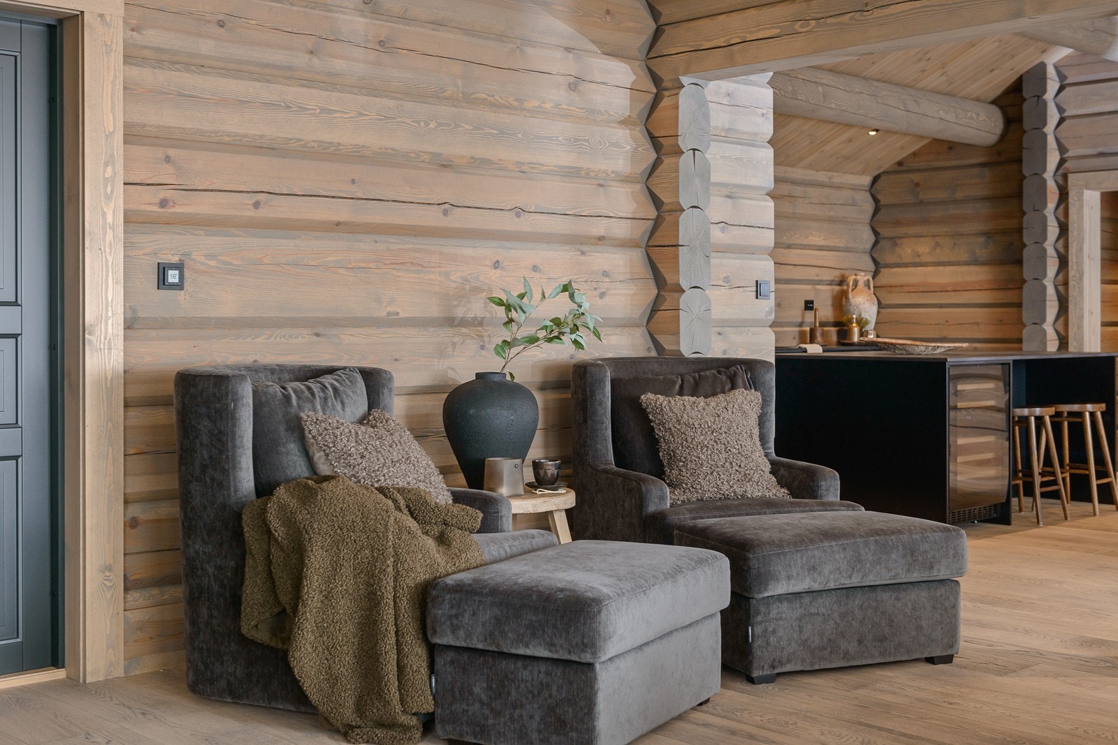 Det er parkett på gulv og vannbåren varme. Stuen har også utstrakt bruk av downlights i himling. Galleribilde