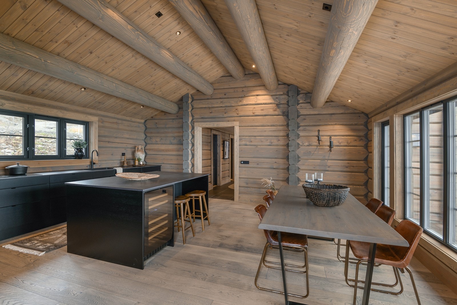 Her er det god plass til et stort spisebord med sitteplass til både venner og kjente. Galleribilde