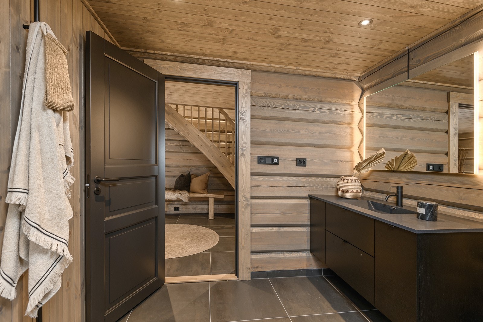 Badet er videre utstyrt med speil m/LED lys, dusjhjørne og vegghengt toalett. Galleribilde