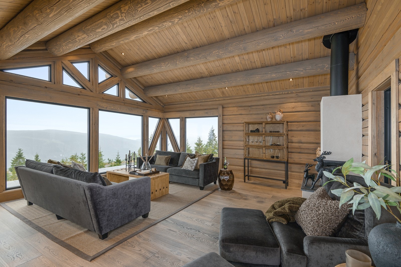 De store panoramavinduene og den gode takhøyden gir god atmosfære i rommet. Galleribilde